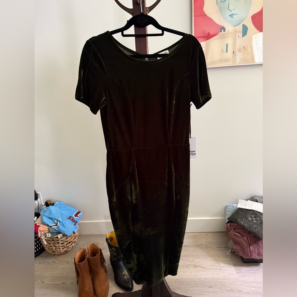 Unique Vintage Emerald Velvet Sheath Midi Dress Short Sleeve Crew Neck